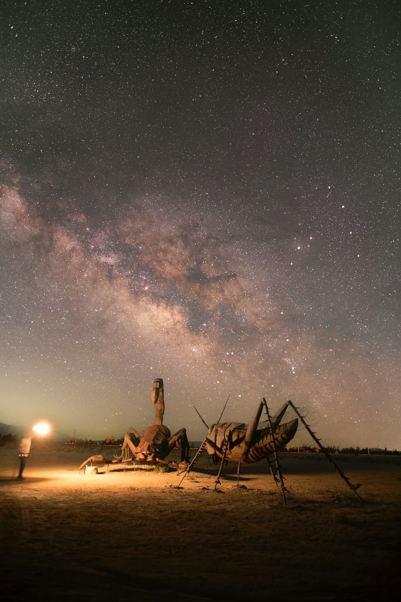 Dos Escorpiones Contra un Grillo